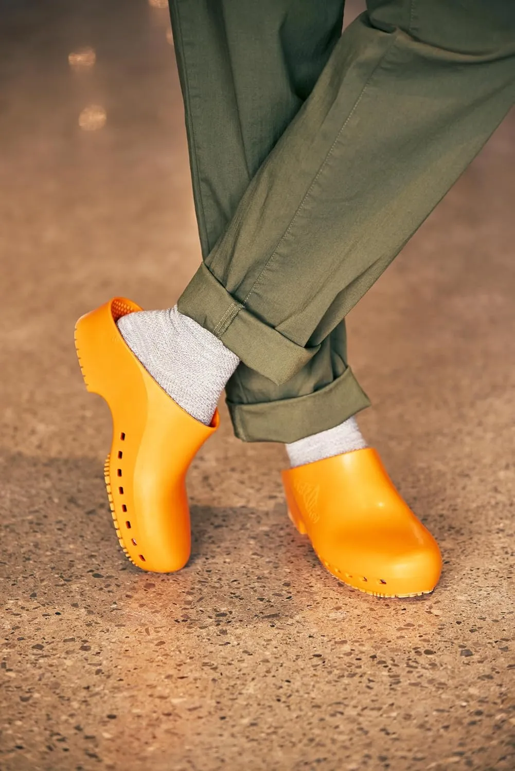 CALZURO Classic Work Clogs Without Holes - Unisex Nursing Clogs - Non Slip Shoes - Autoclavable Rubber Kitchen Shoes for Women and Men -