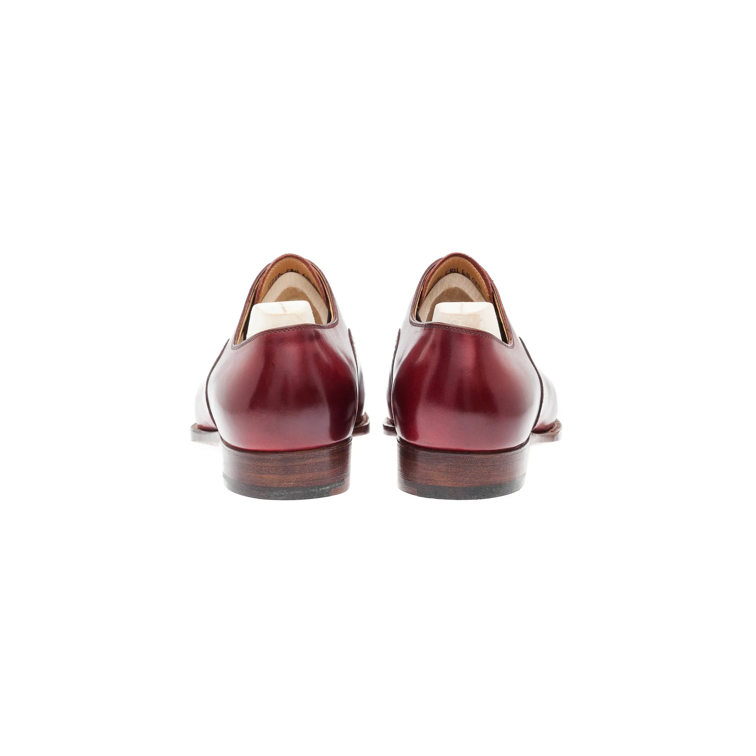 Oxford with brogueing on the straight toe cap and counter