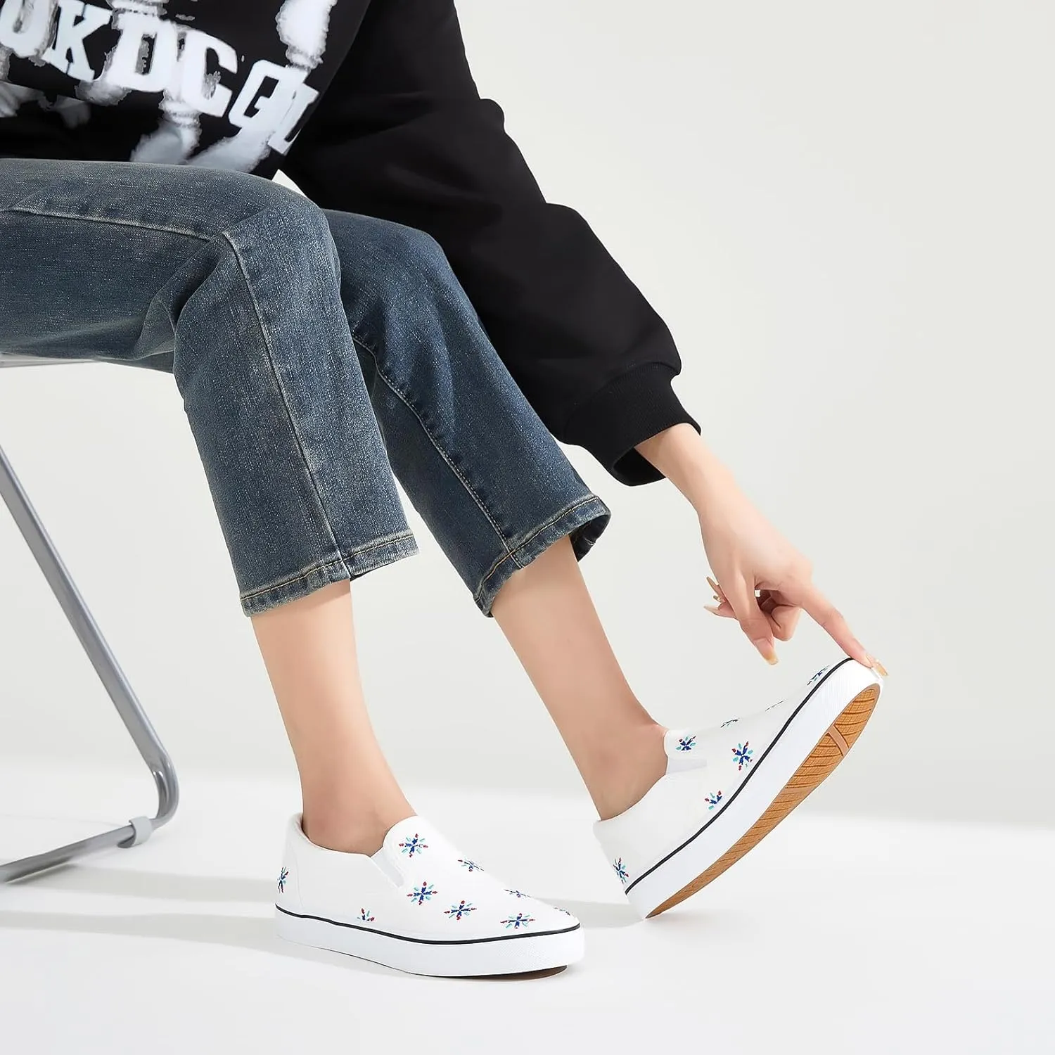 Women's Slip on Shoes Canvas Sneakers Loafers Non Slip Shoes Low Top Casual Shoes